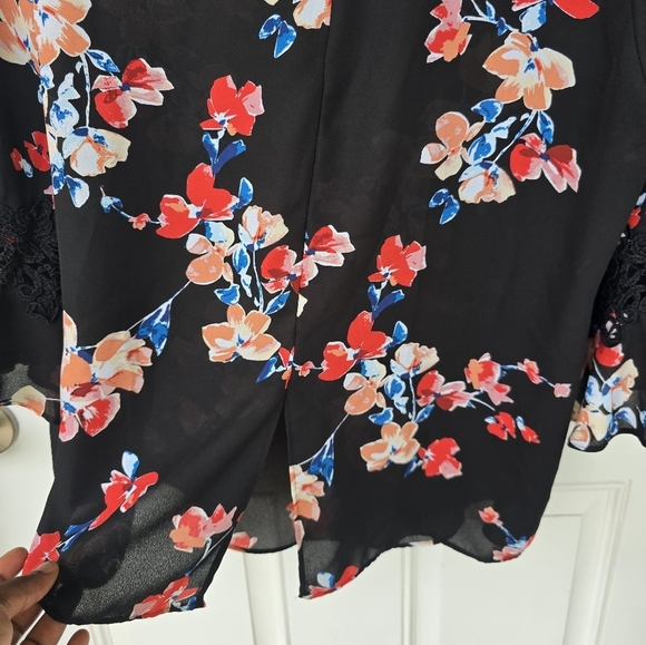 Zac & Rachel Floral Tunic Blouse 1X Plua Black Red Blue Lace Trim Flare Sleeves - Picture 15 of 15